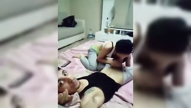 Горячая турчанка дрочит парню и лижет яйца