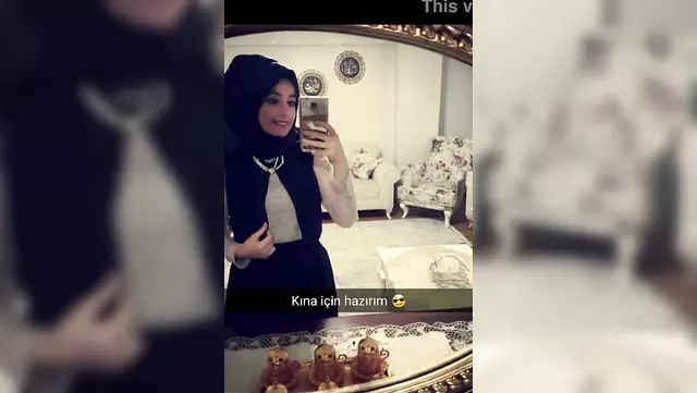 Турчанка в хиджабе учится заглоту